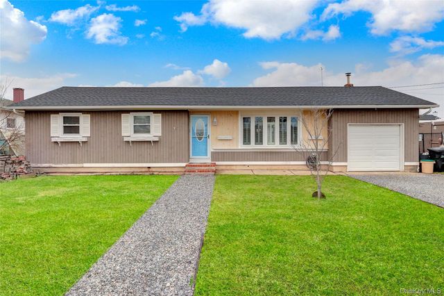 31 Roneck Court, Shirley, NY 11967