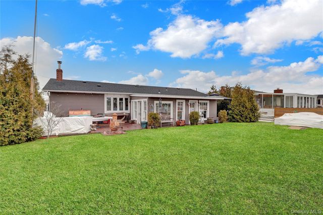 31 Roneck Court, Shirley, NY 11967