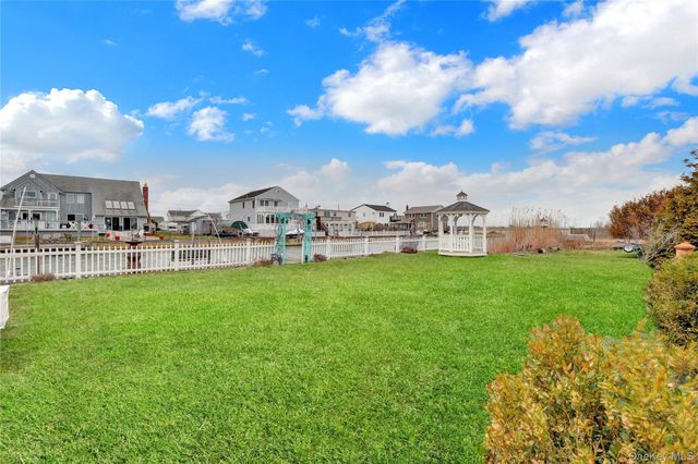 31 Roneck Court, Shirley, NY 11967