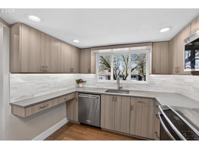 9824 Sw 56TH Ave, Portland, OR 97219