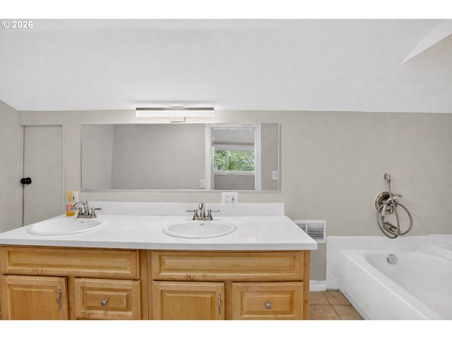 9824 Sw 56TH Ave, Portland, OR 97219