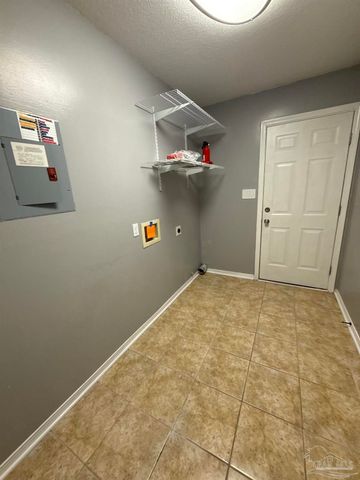 5748 Princeton Dr, Pensacola, FL 32526