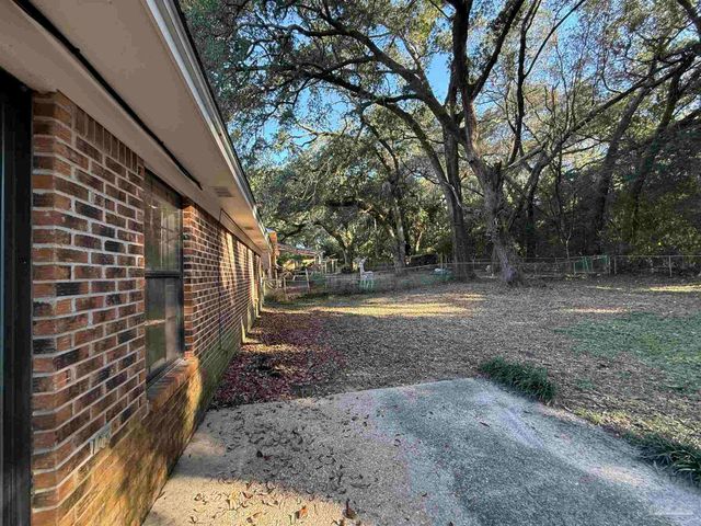 5748 Princeton Dr, Pensacola, FL 32526