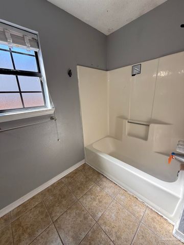 5748 Princeton Dr, Pensacola, FL 32526