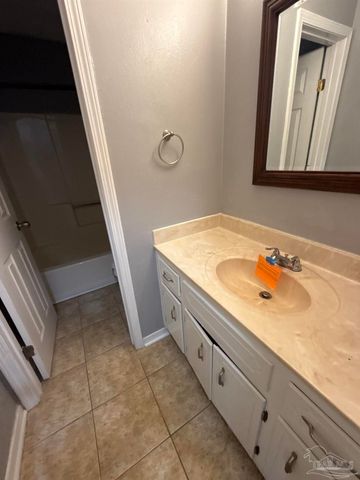 5748 Princeton Dr, Pensacola, FL 32526