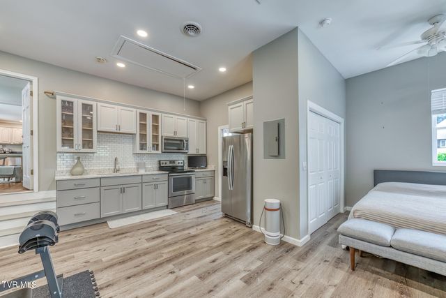 2 Flo Court, Johnson City, TN 37604