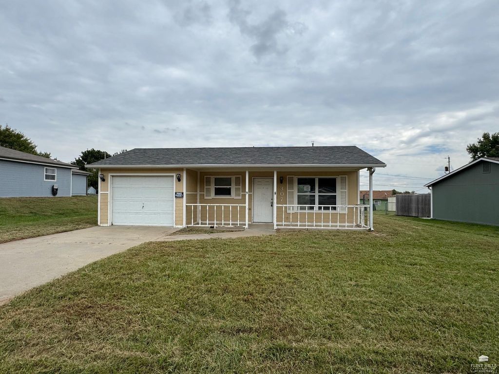 307 Palomino Lane, Ogden, KS 66517