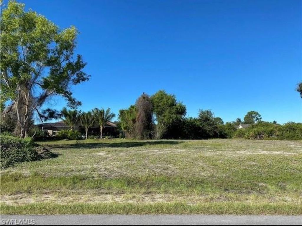 Image 2 of property listing at 216 SW 26th PL, Cape Coral, FL 33991