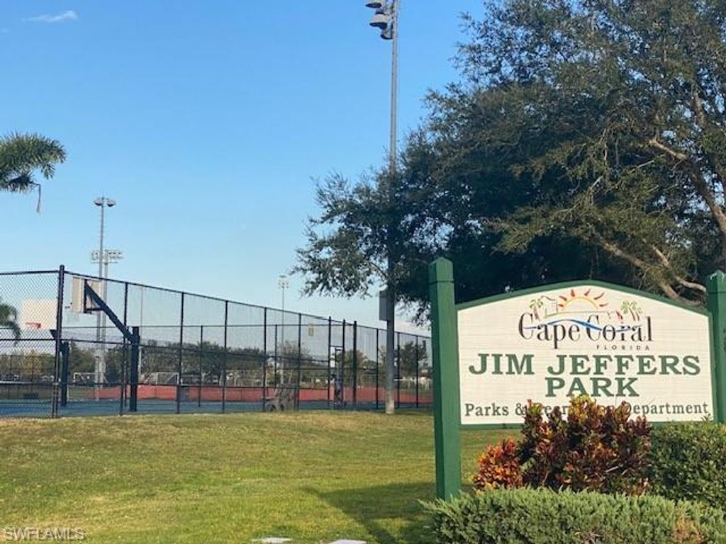 Image 5 of property listing at 216 SW 26th PL, Cape Coral, FL 33991