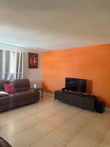 424 NW 57 CT, Miami, FL 33126