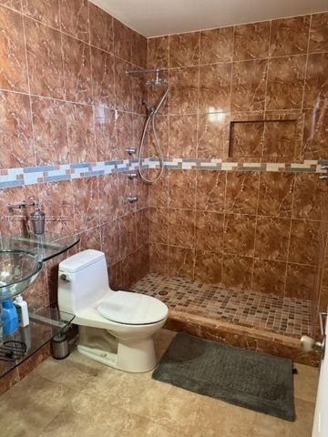 424 NW 57 CT, Miami, FL 33126