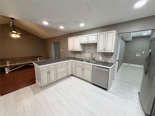 1415 Avenue E, Danbury, TX 77534