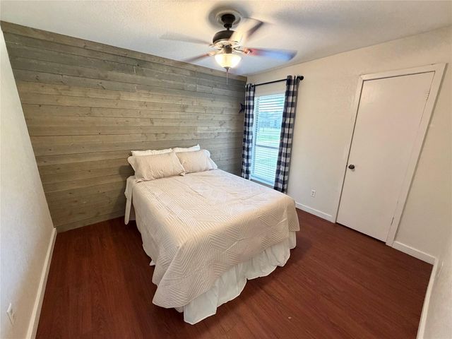 1415 Avenue E, Danbury, TX 77534