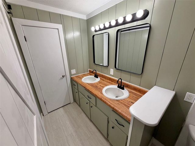 1415 Avenue E, Danbury, TX 77534