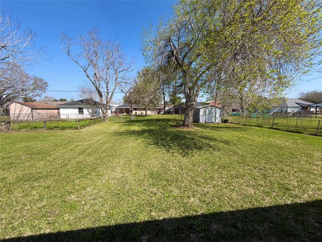 1415 Avenue E, Danbury, TX 77534