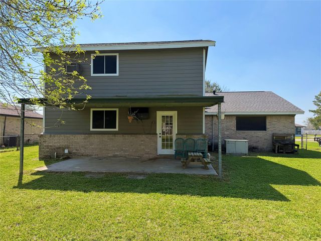 1415 Avenue E, Danbury, TX 77534