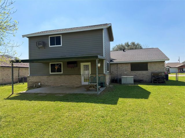 1415 Avenue E, Danbury, TX 77534