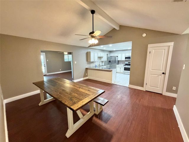 1415 Avenue E, Danbury, TX 77534