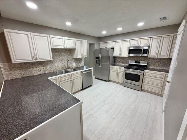 1415 Avenue E, Danbury, TX 77534