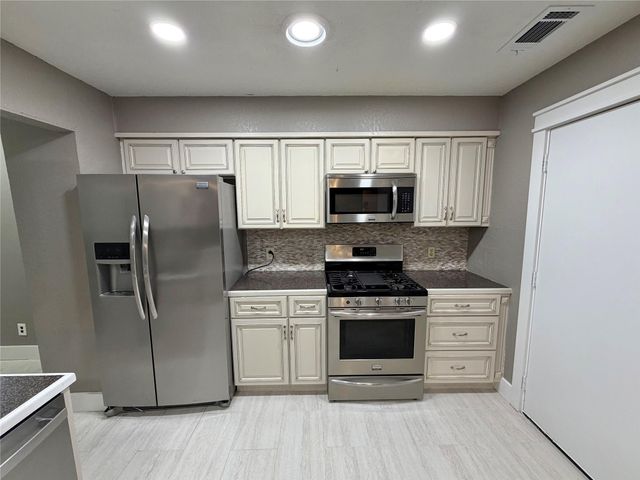 1415 Avenue E, Danbury, TX 77534