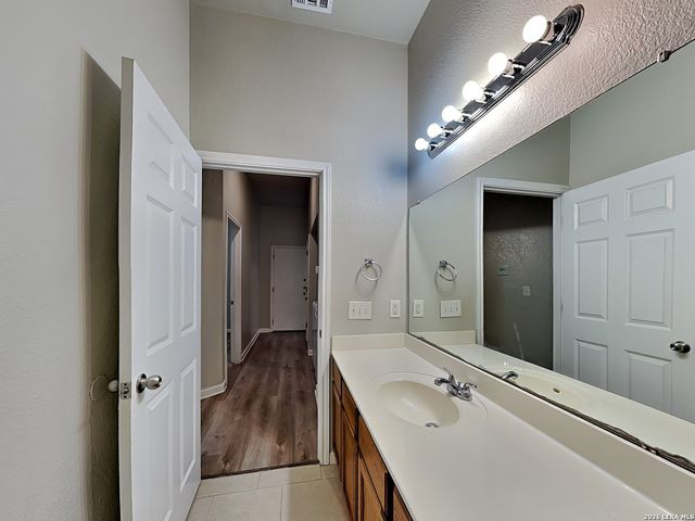 9822 Vandenberg, San Antonio, TX 78245