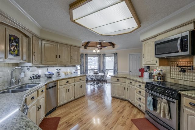 813 Shady Creek Drive, Kennedale, TX 76060