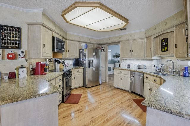 813 Shady Creek Drive, Kennedale, TX 76060