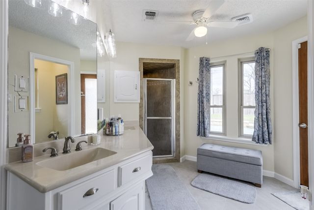 813 Shady Creek Drive, Kennedale, TX 76060