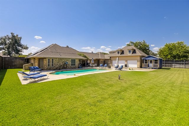 813 Shady Creek Drive, Kennedale, TX 76060