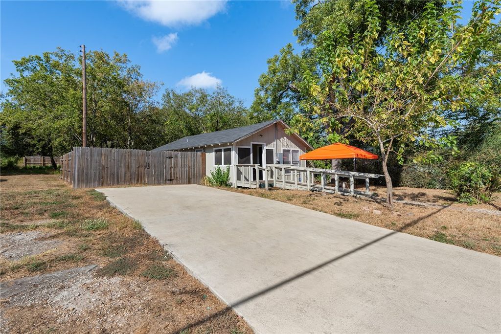 1211 West 18th Street, Bryan, TX 77803 — exterior