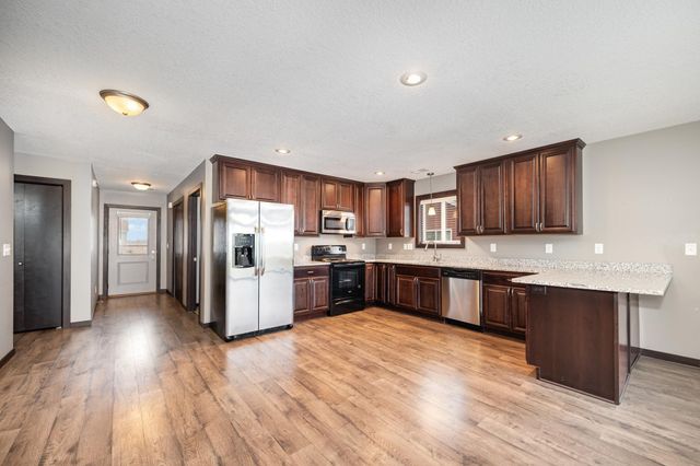 905 Wencel Avenue NE, New Prague, MN 56071