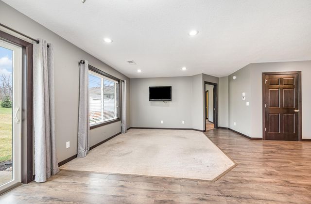 905 Wencel Avenue NE, New Prague, MN 56071