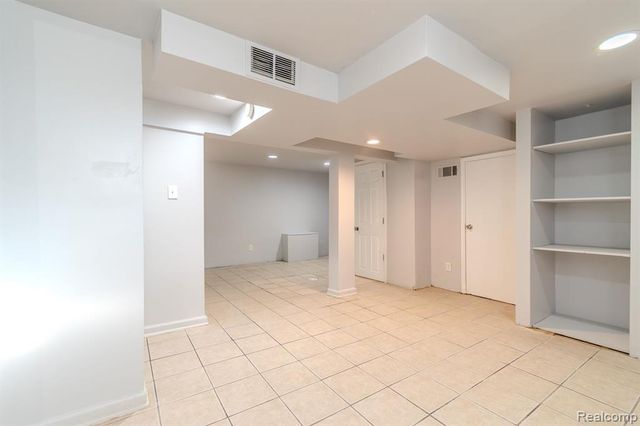 8126 Standard St, Center Line, MI 48015