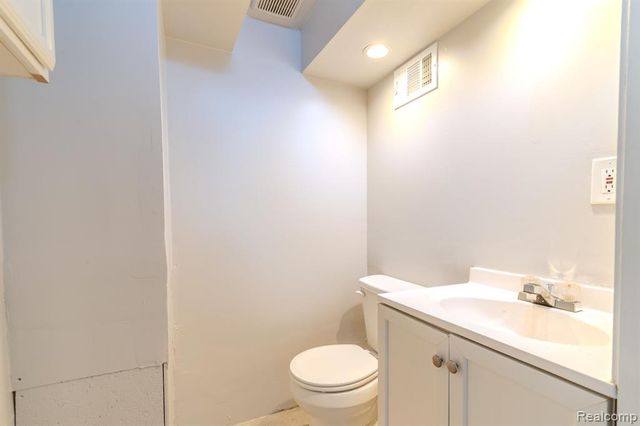 8126 Standard St, Center Line, MI 48015