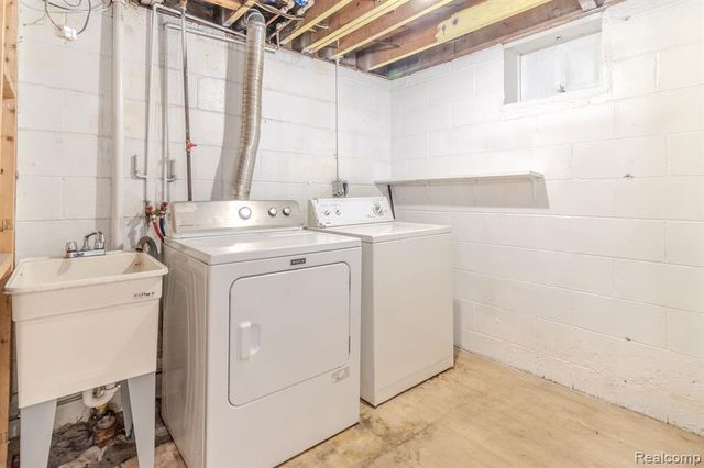 8126 Standard St, Center Line, MI 48015