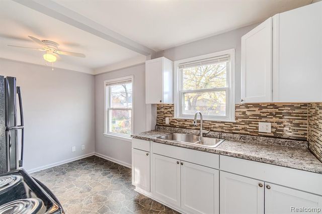 8126 Standard St, Center Line, MI 48015