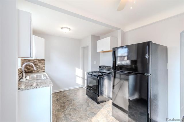 8126 Standard St, Center Line, MI 48015