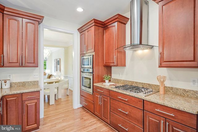 9576 LAGERSFIELD CIR, Vienna, VA 22181