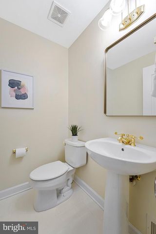 9576 LAGERSFIELD CIR, Vienna, VA 22181