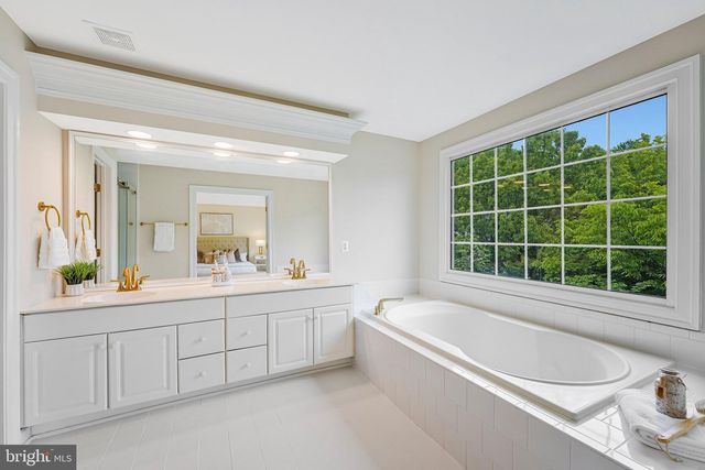 9576 LAGERSFIELD CIR, Vienna, VA 22181
