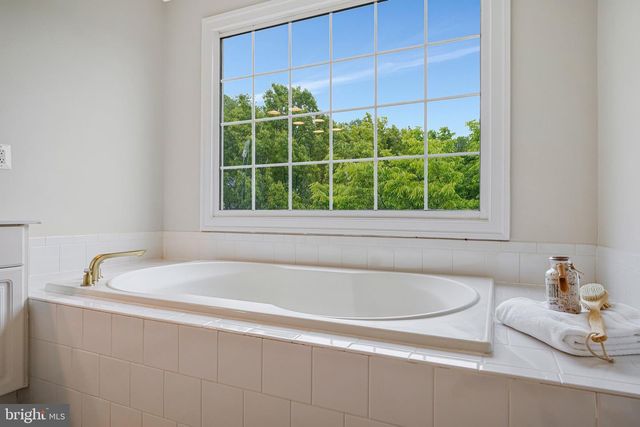 9576 LAGERSFIELD CIR, Vienna, VA 22181