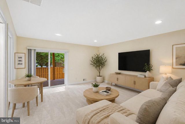 9576 LAGERSFIELD CIR, Vienna, VA 22181