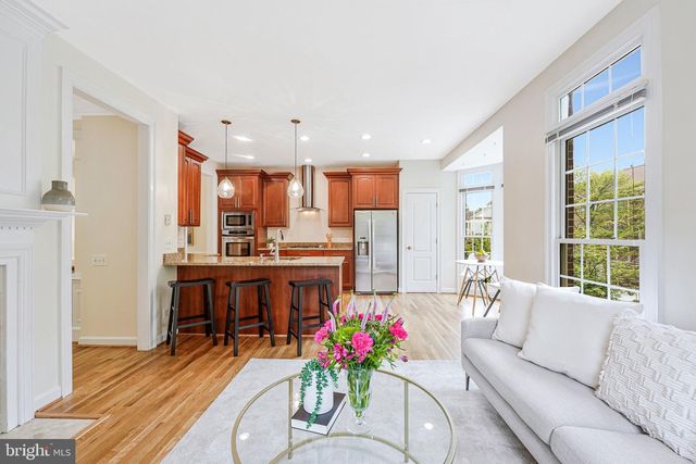 9576 LAGERSFIELD CIR, Vienna, VA 22181