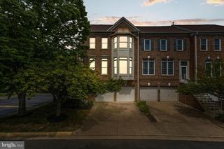 9576 LAGERSFIELD CIR, Vienna, VA 22181