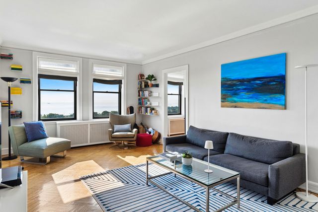 2000 N LINCOLN PARK WEST Avenue 1310, Chicago, IL 60614
