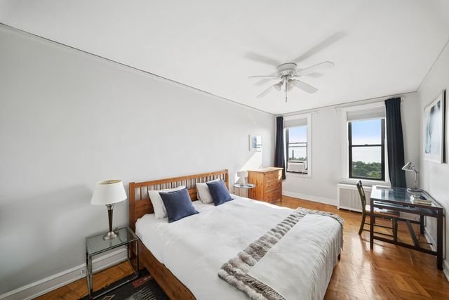 2000 N LINCOLN PARK WEST Avenue 1310, Chicago, IL 60614