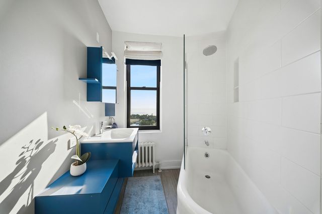 2000 N LINCOLN PARK WEST Avenue 1310, Chicago, IL 60614