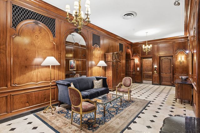 2000 N LINCOLN PARK WEST Avenue 1310, Chicago, IL 60614