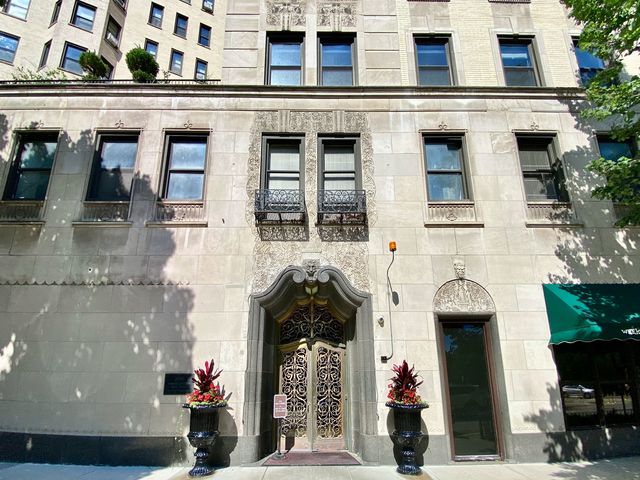 2000 N LINCOLN PARK WEST Avenue 1310, Chicago, IL 60614