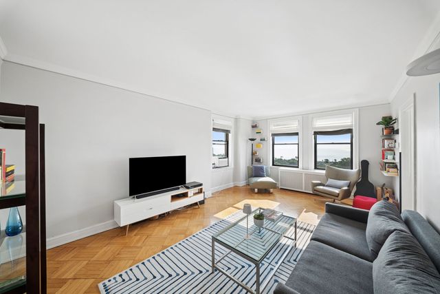 2000 N LINCOLN PARK WEST Avenue 1310, Chicago, IL 60614